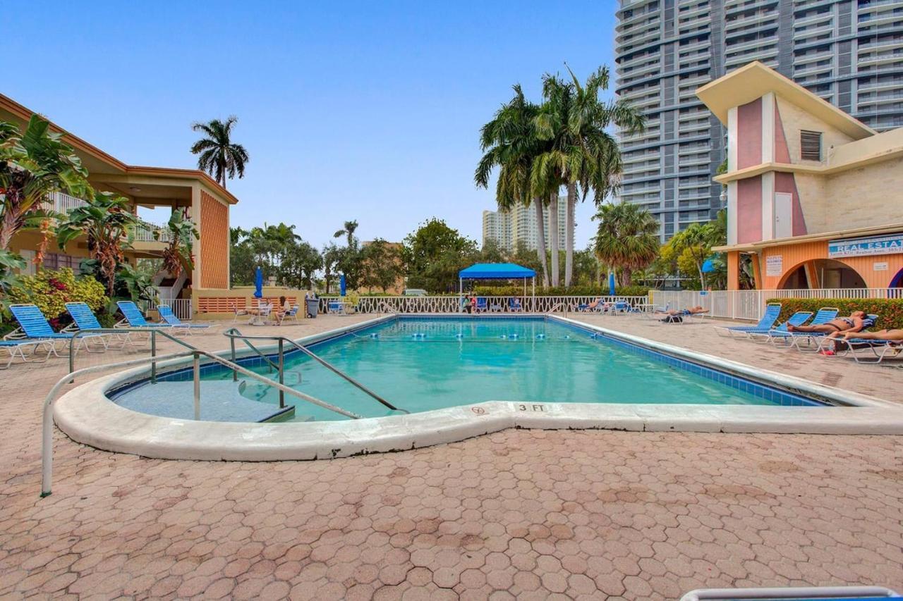 Private Hallandale Beach Studio Wbath Walking Distance To The Beach Pool Free Parking Eksteriør bilde