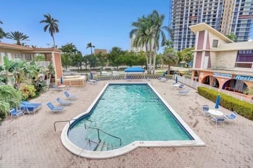 Private Hallandale Beach Studio Wbath Walking Distance To The Beach Pool Free Parking Eksteriør bilde